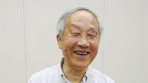 Uemura estudió ingeniería electrónica en el Instituto Tecnológico de Chiba y se unió a Nintendo en 1971.