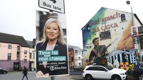 Sin embargo, ese no es el tema del que quieren hablar el Sinn Fein ni los votantes en esta campaña electoral, que más bien se ha centrado en las largas esperas para conseguir atención médica y el aumento de precios de los alimentos y los combustibles.