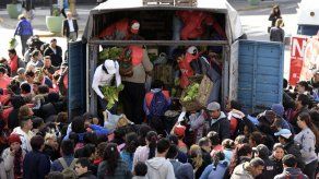 Regalan verduras en Argentina por segunda vez esta semana a modo de protesta