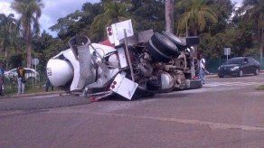Camión que transporta concreto se vuelca frente a la CSS de Clayton