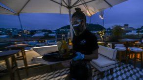 Además, el personal que manipule alimentos en restaurantes debe utilizar mascarillas de forma obligatoria.