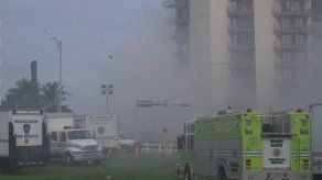 Un incendio dificulta las tareas de rescate en el edificio derrumbado en Florida