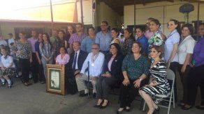 Meduca entrega medalla y reconocimiento al poeta Franco