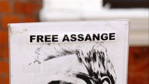 Madre de Assange busca mediar en Ecuador por asilo político