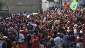 Decenas de militantes impiden a Lula entregarse a la policía