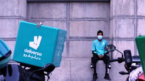 Videos compartidos en medios sociales mostraban a decenas de repartidores de Talabat reunidos en solares junto a sus motocicletas estacionadas al amanecer.