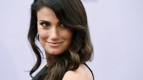 Idina Menzel se casa con coastro de “Rent” Aaron Lohr