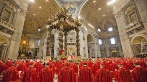 El cónclave se desarrolla en latín