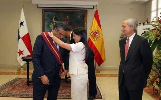 Otorgan condecoración Vasco Núñez de Balboa al embajador de España