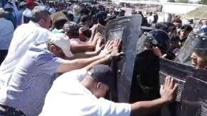 Arroceros y unidades de la Policía se enfrentan durante protesta en Divisa Arroceros y unidades de la Policía se enfrentan durante protesta en Divisa