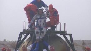 El astronauta chino Zhai Zhigang saludando sobre la cápsula de la nave espacial Shenzhou-13.