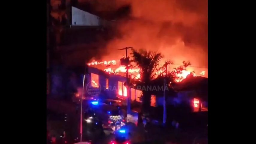Incendio frente al Hospital Nacional es controlado por los bomberos