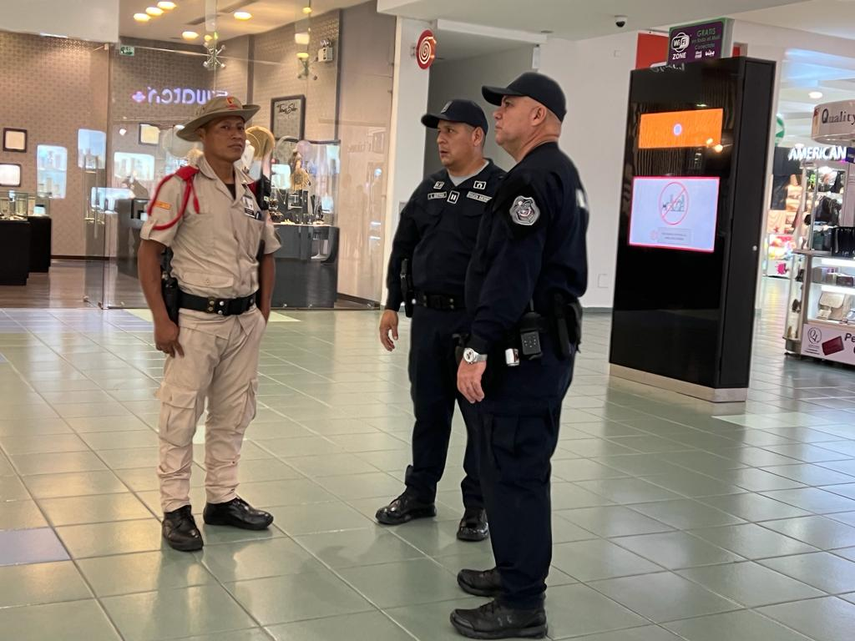 Policía Nacional refuerza la seguridad en centros comerciales Policía Nacional refuerza la seguridad en centros comerciales