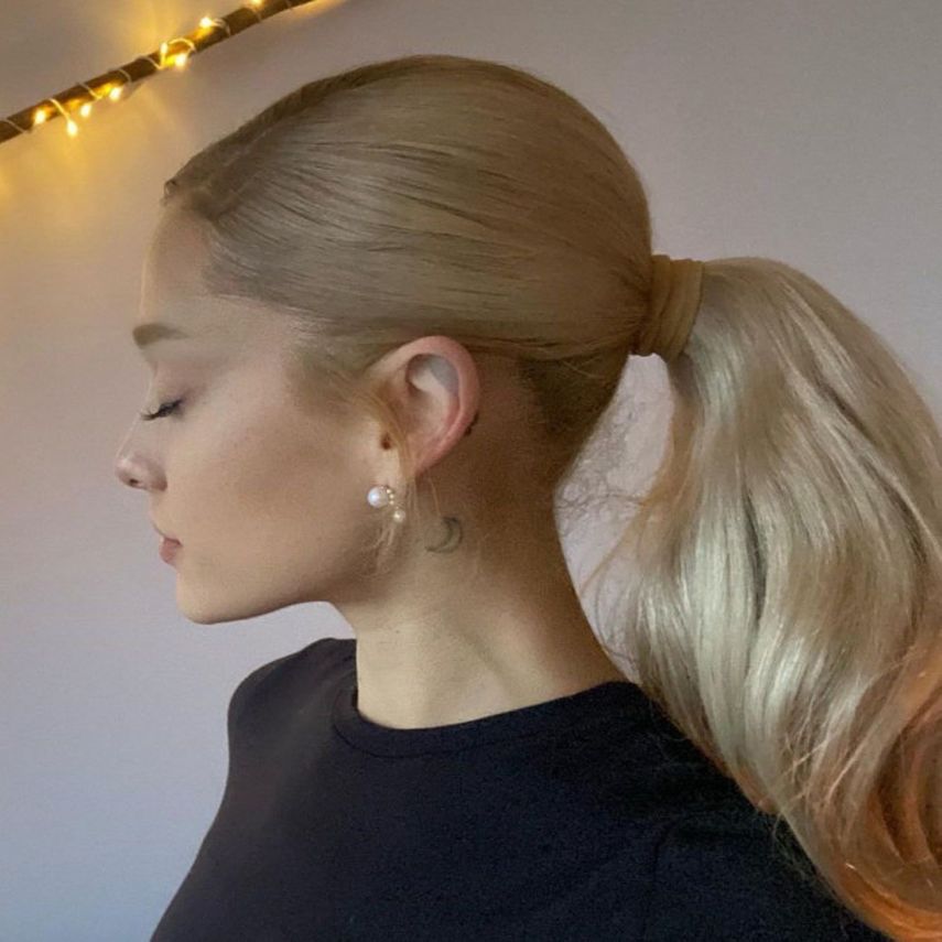 Ariana Grande luce irreconocible con su melena rubia