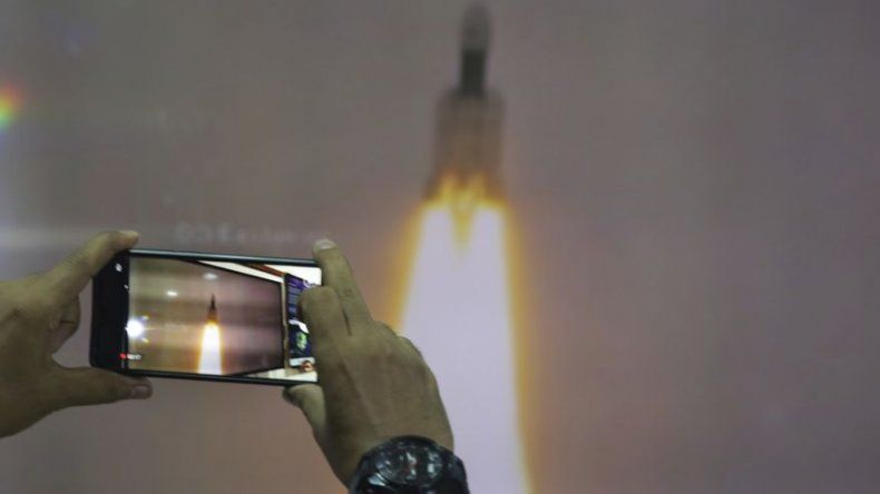 India envía una misión no tripulada a la Luna