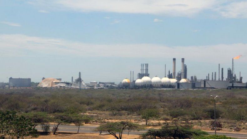 Falla eléctrica afecta mayor refinería venezolana