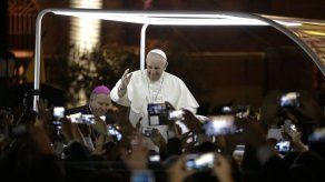 Francisco usa el Peugeot que JPII usó en 1988 Francisco usa el Peugeot que JPII usó en 1988