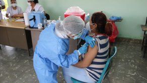 Personal de Salud aplica dosis de la vacuna contra covid-19.