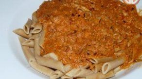 Pasta con salsa de pollo marinada