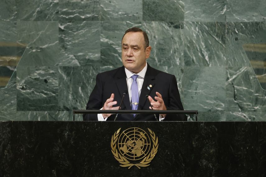 Giammattei dijo a su vez que su país ha tomado acciones frente a la migración irregular emitiendo leyes contra el coyotaje o tráfico humano y deteniendo las caravanas de miles de migrantes