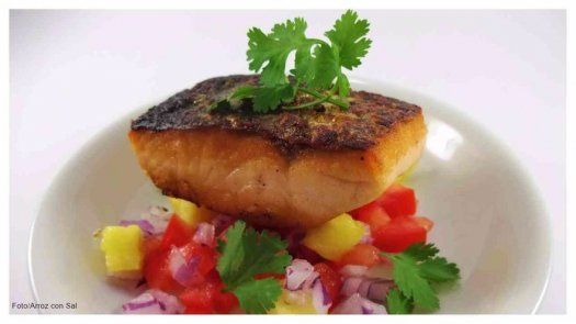 Salmón sellado | Salsa fresca de piña