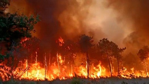 Incendios atormentan al suroeste de Europa, Reino Unido en alerta roja