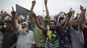 Protestan en Cachemira contra restricciones de la India