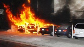 Atacante incendiario de Los Angeles quema autos por segunda noche
