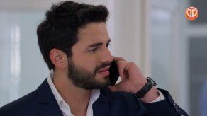Carlos recibe la llamada de María Clara, quien le dice que no lo podrá acompañar.