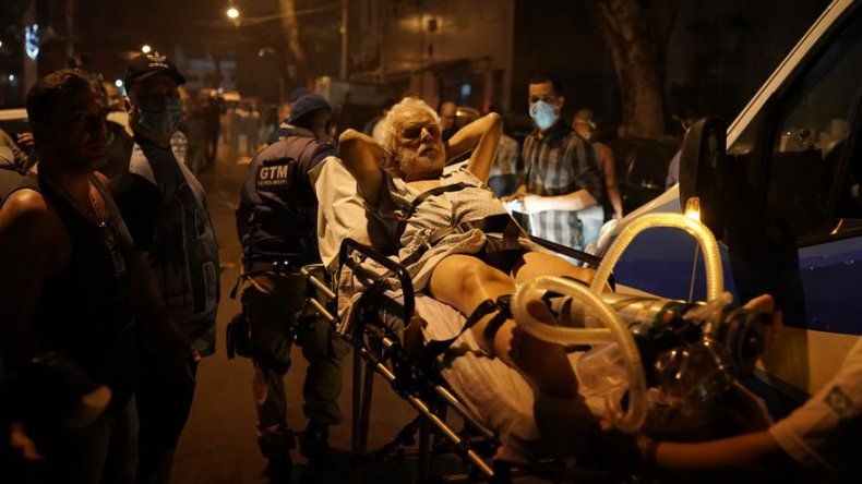 Suben a 11 los muertos por incendio de hospital en Brasil