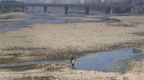 Soldados chinos aceleran drenado de lago causado por sismo