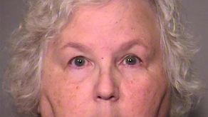 Nancy Crampton Brophy, de 71 años, tendrá derecho a optar por libertad condicional en 25 años, de acuerdo con la decisión de un juez de Oregon.