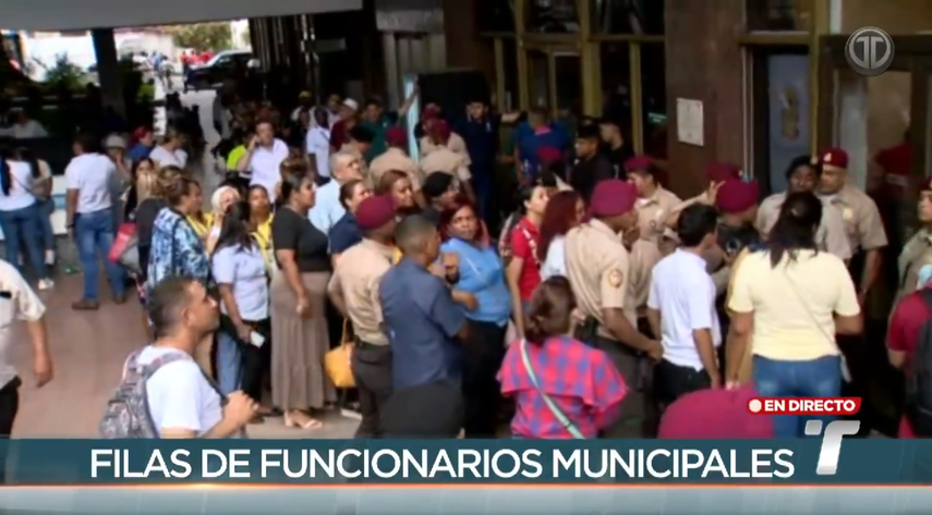 Funcionarios continúan haciendo largas filas en la Alcaldía de Panamá para retirar sus pagos