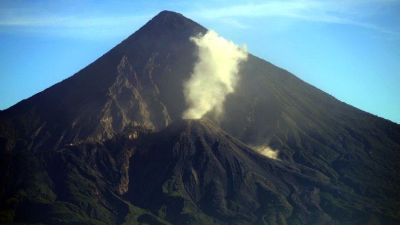 Volcán Santiaguito de Guatemala mantiene alta actividad eruptiva