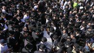 Judíos ultraortodoxos participan en el funeral de una víctima de la estampida. Judíos ultraortodoxos participan en el funeral de una víctima de la estampida.