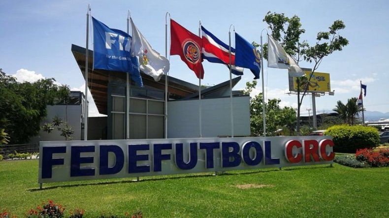 Presidente Varela busca en Costa Rica ideas para impulsar el fútbol