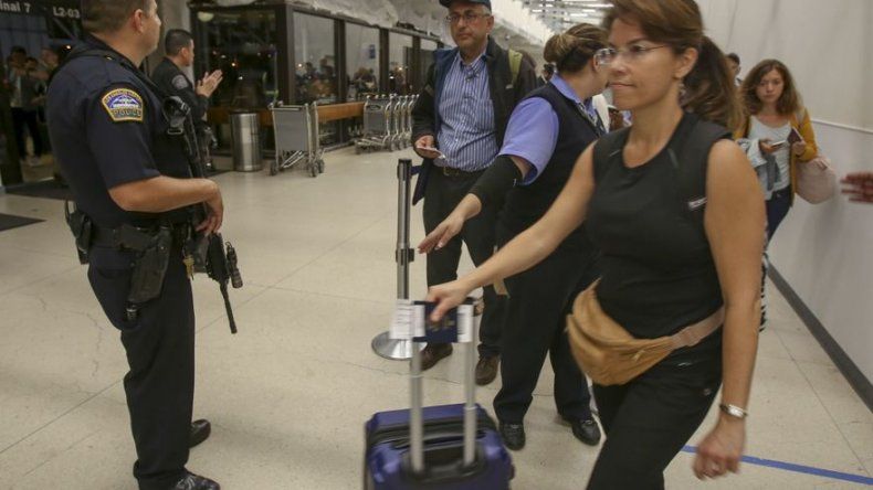 Una falsa alarma provoca pánico en aeropuerto de Los Ángeles