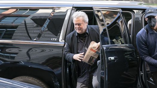El 23 de septiembre se le presentó a Steve Bannon una orden de presentar el 7 de octubre documentos requeridos a la comisión y comparecer en persona el 14 de octubre.&nbsp;