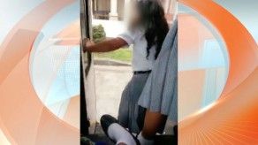 Estudiante se lanza desde un transporte colegial en movimiento Estudiante se lanza desde un transporte colegial en movimiento