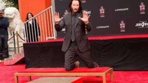 Keanu Reeves inmortaliza sus huellas y firma en Hollywood