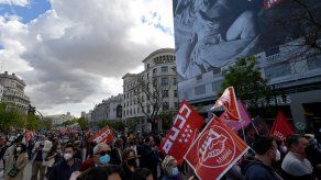 Portando mascarillas y observando la distancia social, los manifestantes desfilaron por las calles portando banderas, aunque en número limitado para garantizar que ser respetaran las medidas contra la pandemia.