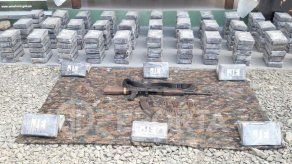 Decomisan 176 paquetes de droga y arma de guerra en Darién Decomisan 176 paquetes de droga y arma de guerra en Darién