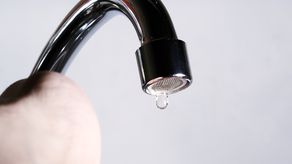 Las autoridades instaron a los clientes comerciales y residenciales a tomar las medidas necesarias de abastecimiento de agua.