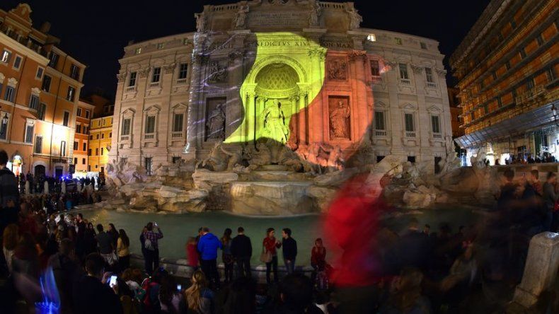 La Fontana de Trevi se tiñe de los colores de la bandera belga tras atentados