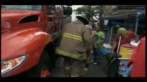 Explosión en alcantarillado deja a niños y a una mujer herida