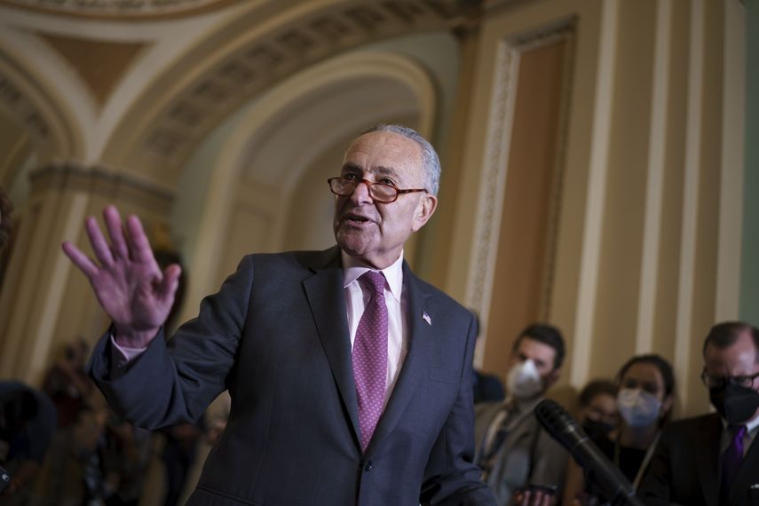 El demócrata Chuck Schumer dijo que la ley provisional de gastos prevé ayuda a los que sufren las consecuencias del huracán Ida y otros desastres naturales.
