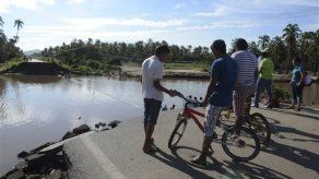 Reabren carretera por donde evacuarán a miles de turistas de Acapulco