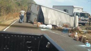 Camión con mercancía se vuelca en Veraguas