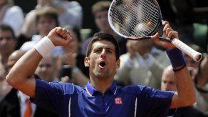Djokovic sufre en Roland Garros