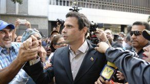 Capriles pide a Maduro y a ministro explicar vídeo con presos disparando